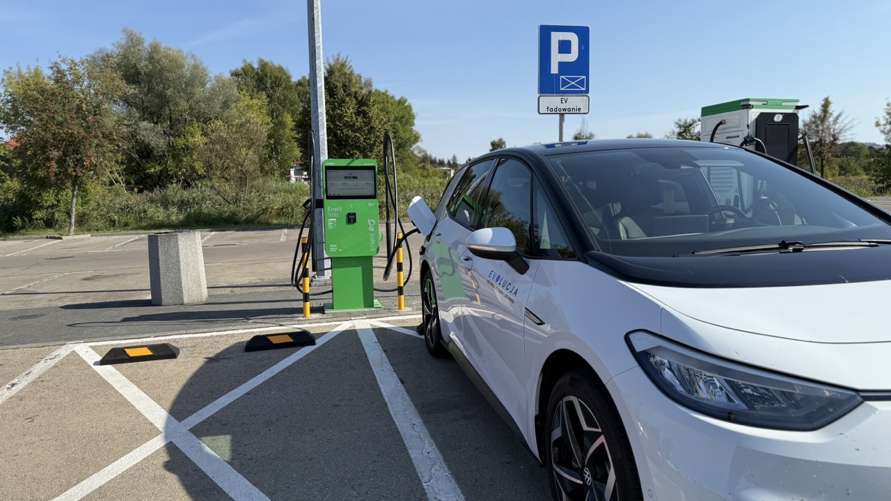 Stacja ładowania Autel Enefit. Ładujący się samochód elektryczny VW ID.3